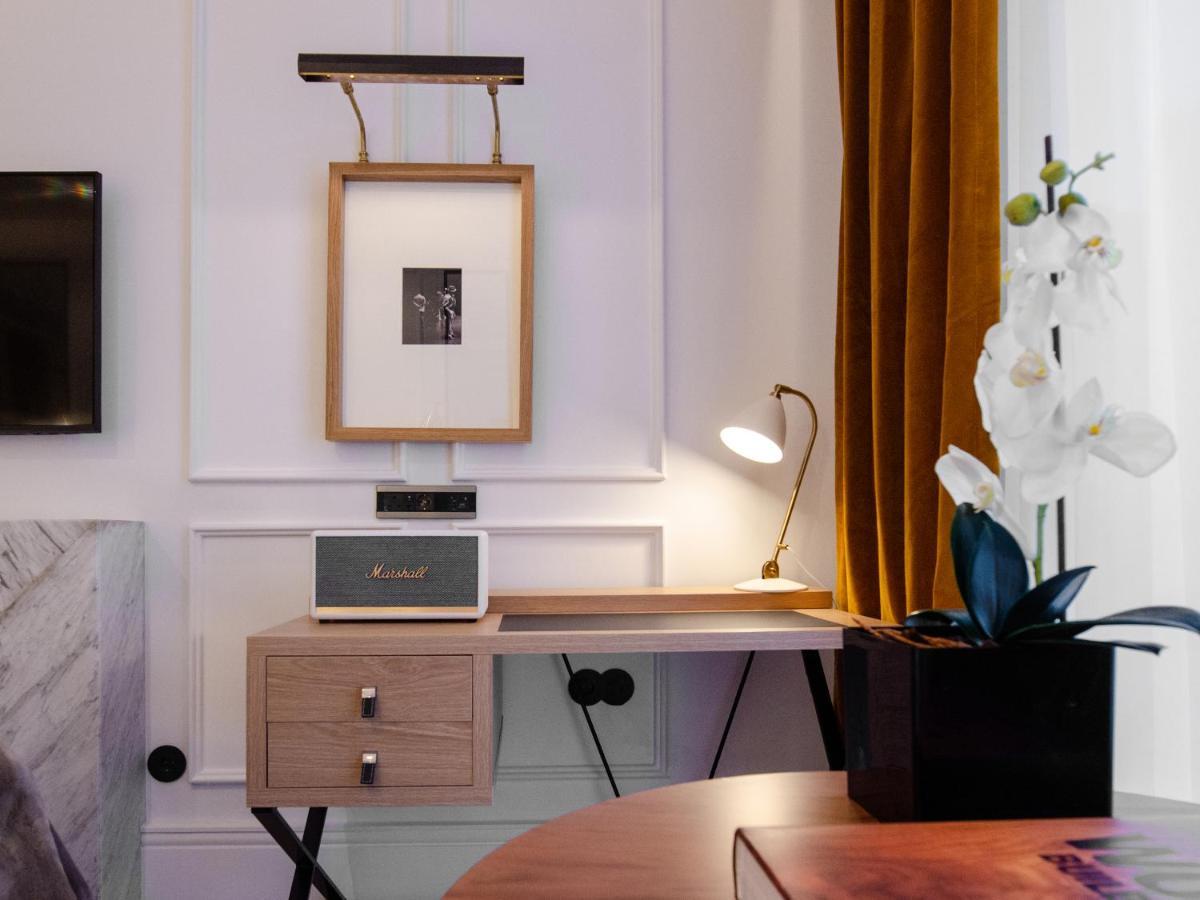 Browns Avenue Hotel ลิสบอน ภายนอก รูปภาพ A wall-mounted picture light