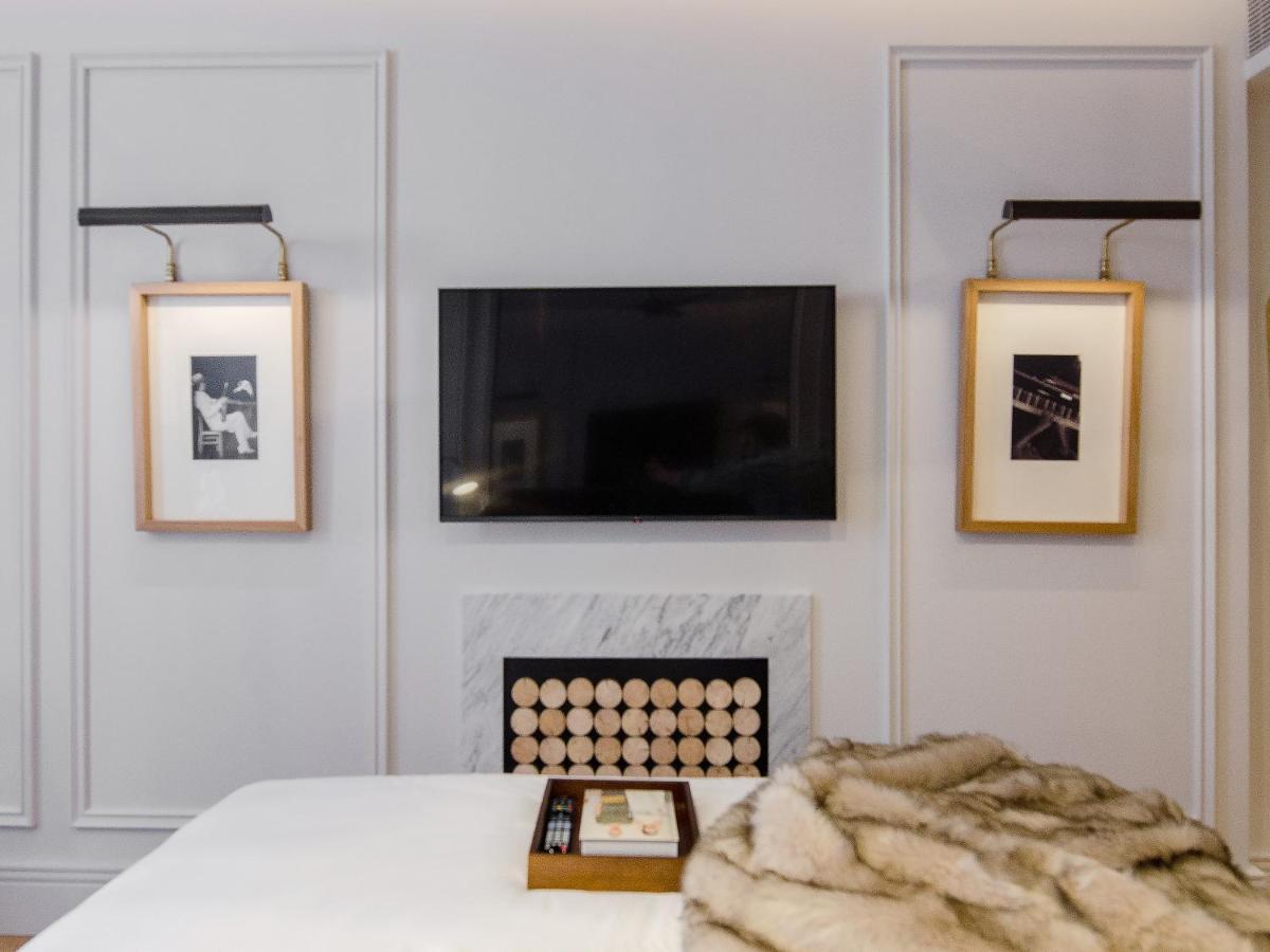 Browns Avenue Hotel ลิสบอน ภายนอก รูปภาพ A television mounted on a wall