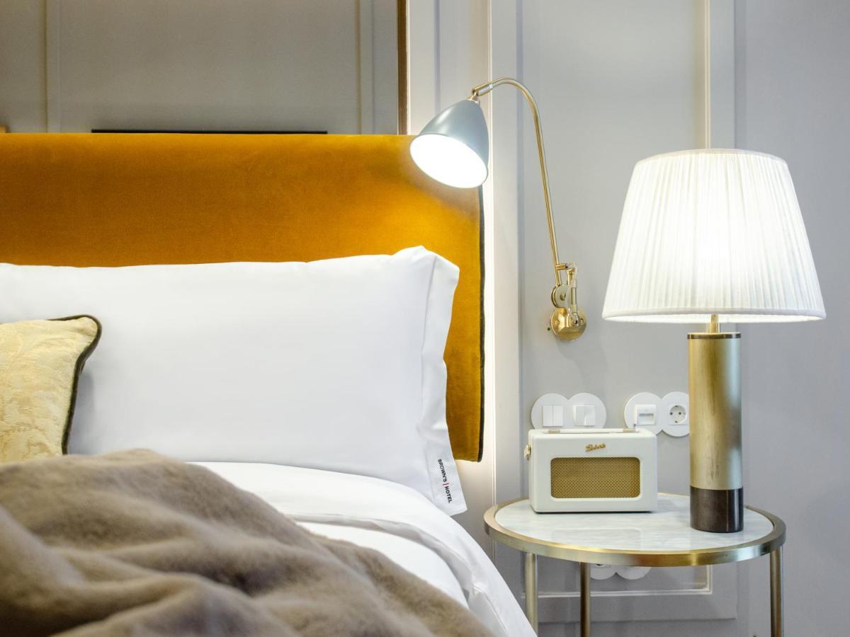 Browns Avenue Hotel ลิสบอน ภายนอก รูปภาพ A bedside table with a lamp and a radio