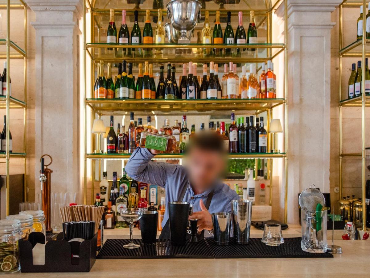 Browns Avenue Hotel ลิสบอน ภายนอก รูปภาพ A bartender at work