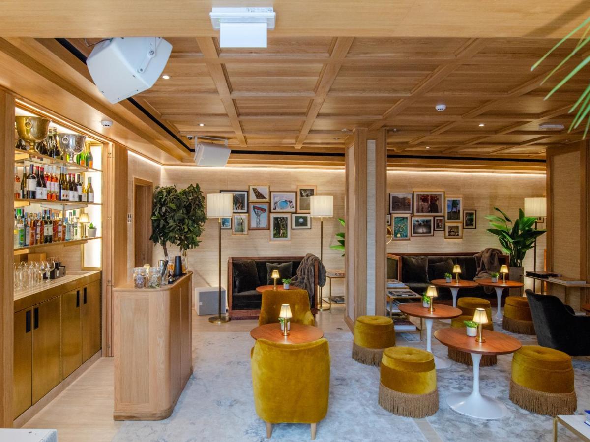 Browns Avenue Hotel ลิสบอน ภายนอก รูปภาพ The bar at the 100 Queen's Gate