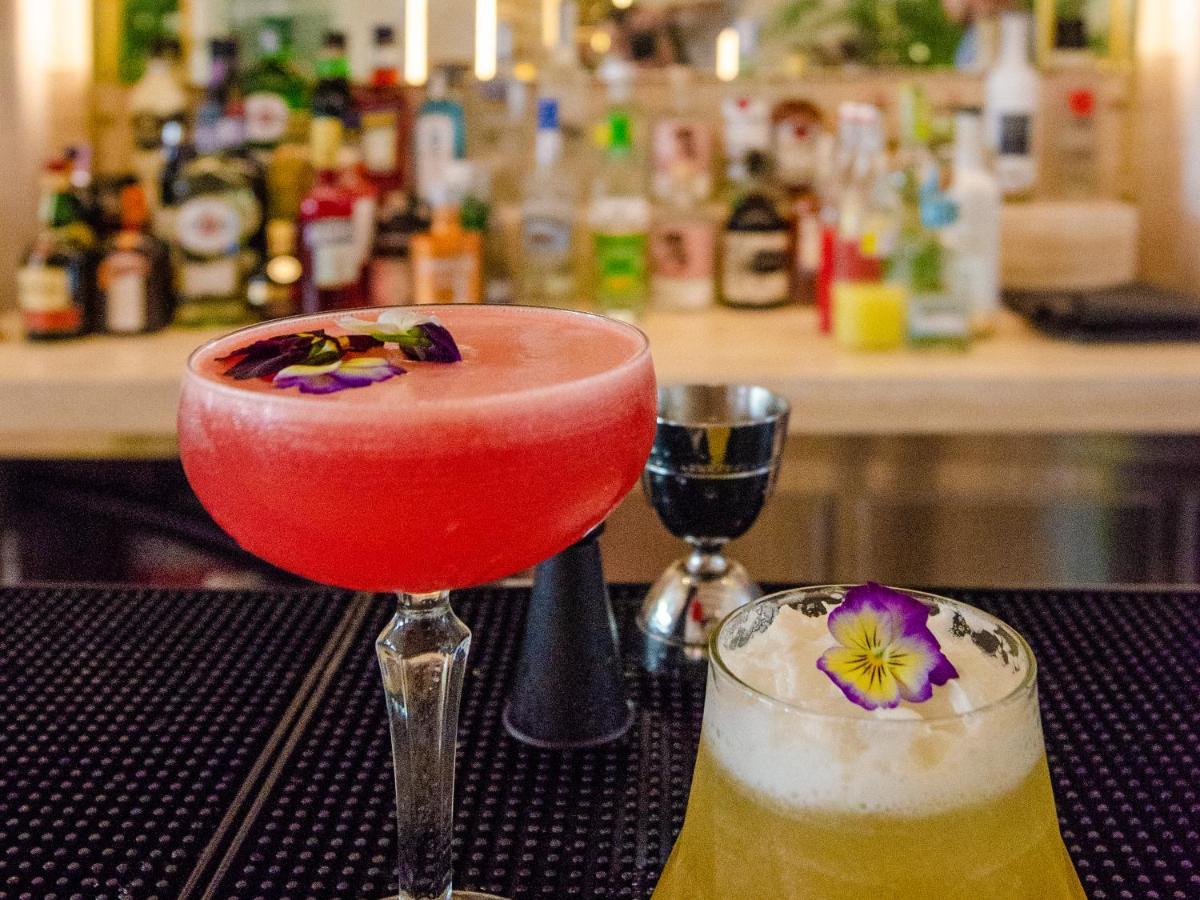 Browns Avenue Hotel ลิสบอน ภายนอก รูปภาพ A French 75 (right) and a Clover Club (left)