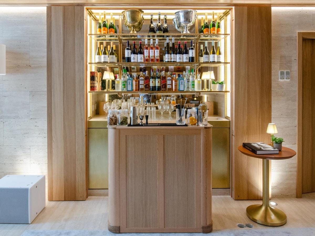 Browns Avenue Hotel ลิสบอน ภายนอก รูปภาพ The bar at the 100 Queen's Gate