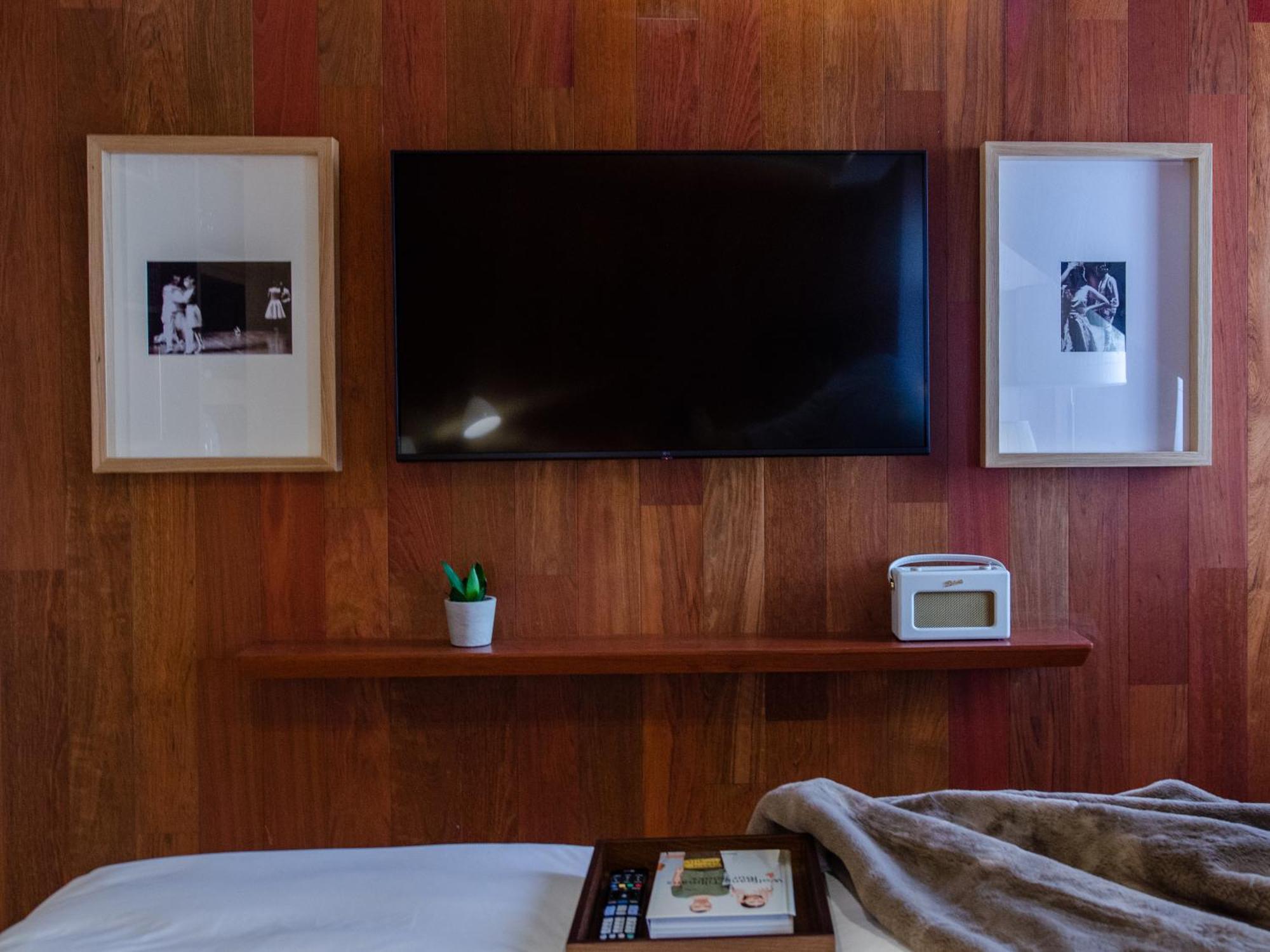 Browns Avenue Hotel ลิสบอน ห้อง รูปภาพ A television set mounted on a wall